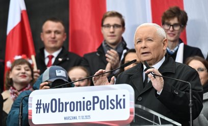 Prezes PiS Jarosław Kaczyński na placu Zamkowym w Warszawie podczas manifestacji zwolenników Prawa i