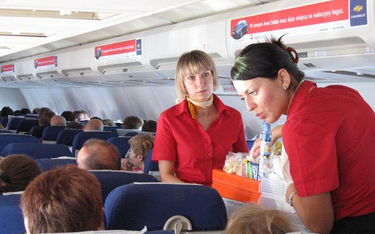 Studium samolotowej etykiety: nie kop w fotel pasażera