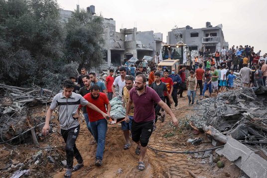 Palestyńczycy niosą ciało ofiary izraelskiego ataku odwetowego w Rafah, 23 października 2023 r.