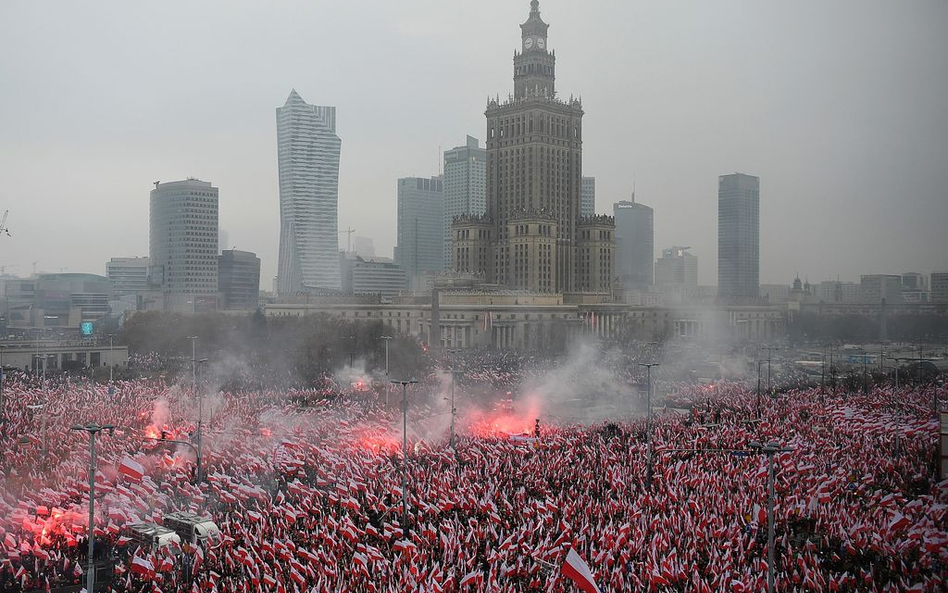 Reuters: 200 tys. ludzi na ulicach Warszawy. Wśród nich neofaszyści