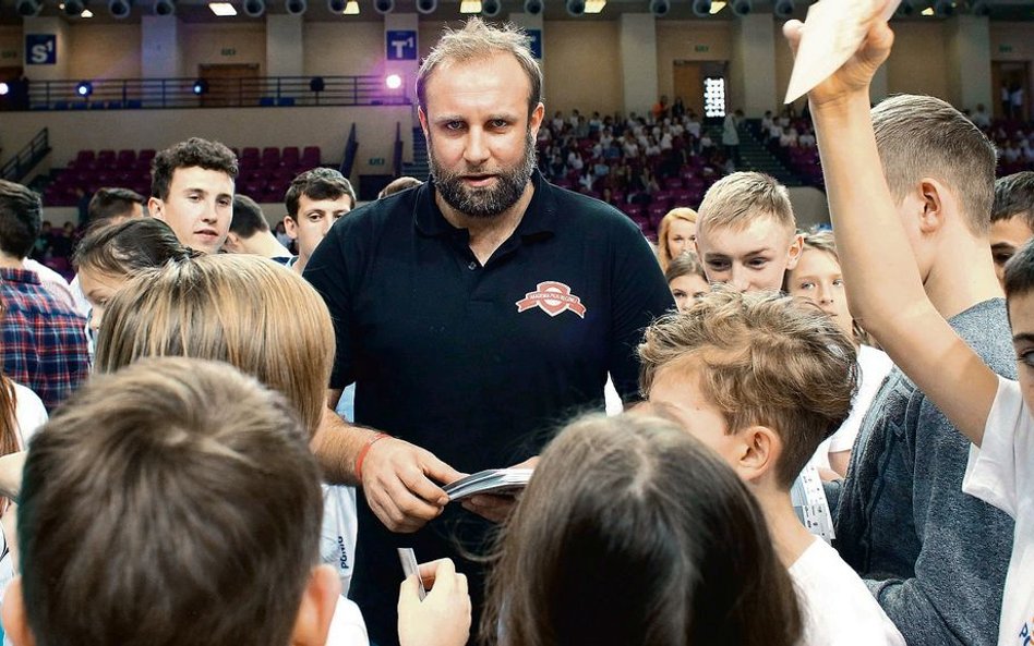 Warszawa, Torwar. Trening Artura Siódmiaka z Akademią Małych Mistrzów