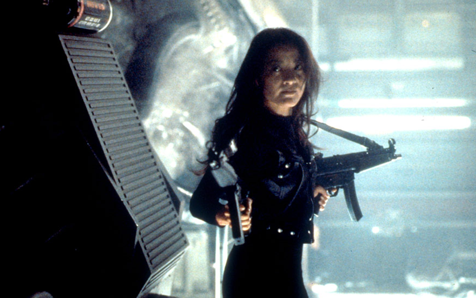 Michelle Yeoh jako Wai Lin Wai Lin to agentka chińskich służb specjalnych. Podobnie jak Bonda wyznac
