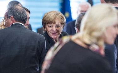 Merkel tonie, krzycząc: „Damy radę!”