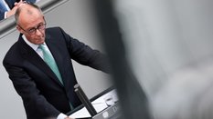 Kanclerz Niemiec Friedrich Merz przemawiający w Bundestagu