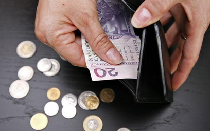 Polscy emeryci mają coraz więcej długów