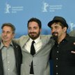 Chilijscy aktorzy Alfredo Castro i Roberto Farias z reżyserem Pablo Larrainem (w środku)