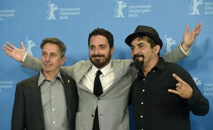 Chilijscy aktorzy Alfredo Castro i Roberto Farias z reżyserem Pablo Larrainem (w środku)