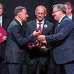 Prezydent Bronisław Komorowski wręcza prezesowi banku PKO BP Zbigniewowi Jagielle nagrodę za ład kor