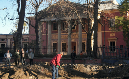 Obok znajduajcego się w Odessie dawnego pałacu Potockich mieszczącego Muzeum Sztuki w nocy spadły ro