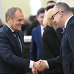 Donald Tusk wita się z Adamem Bodnarem