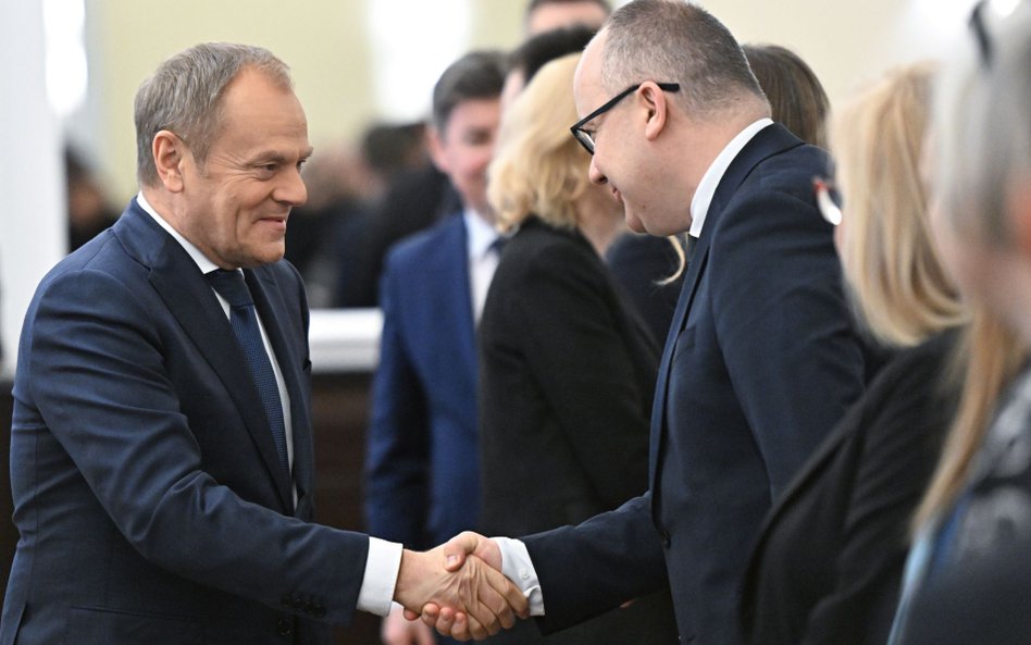 Donald Tusk wita się z Adamem Bodnarem