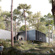 Naziemne pawilony muzeum będą skrywać się w lesie – to nawiązanie do wojskowej funkcji dawnego bunkr