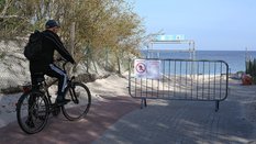 RCB: Plaże w Ustce zamknięte z powodu zanieczyszczenia ropopochodnego