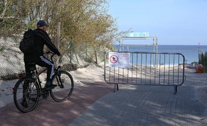 RCB: Plaże w Ustce zamknięte z powodu zanieczyszczenia ropopochodnego