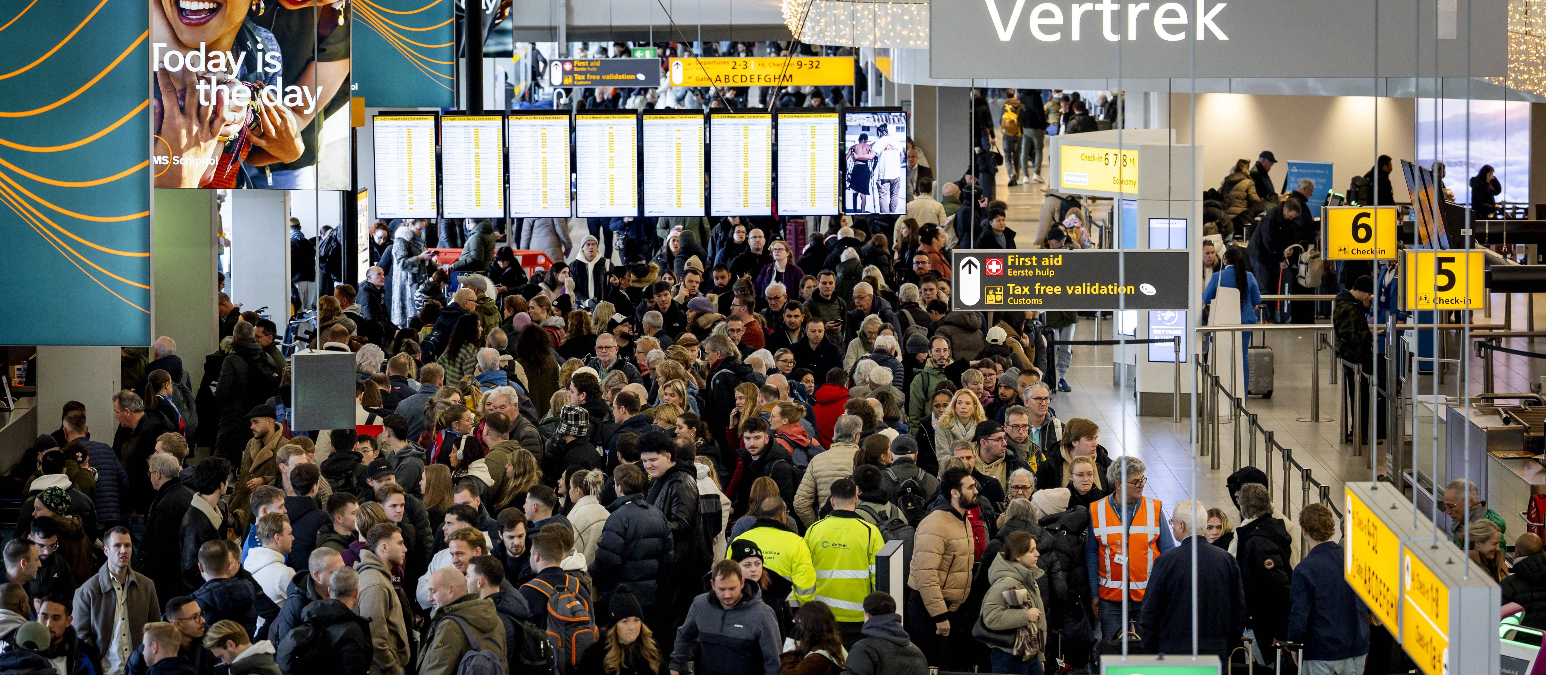 Zima w Amsterdamie. KLM odwołał prawie 300 lotów, w tym do Polski. Co z rejsami LOT-u?