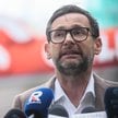 Europoseł Daniel Obajtek podczas konferencji prasowej na jednej ze stacji benzynowych w Warszawie