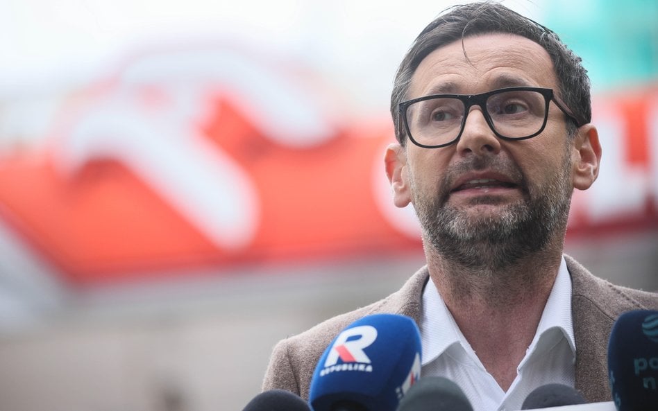 Europoseł Daniel Obajtek podczas konferencji prasowej na jednej ze stacji benzynowych w Warszawie
