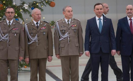Ostatnie wspólne zdjęcie najważniejszych dowódców? Od lewej generałowie Marek Tomaszycki, Mirosław R