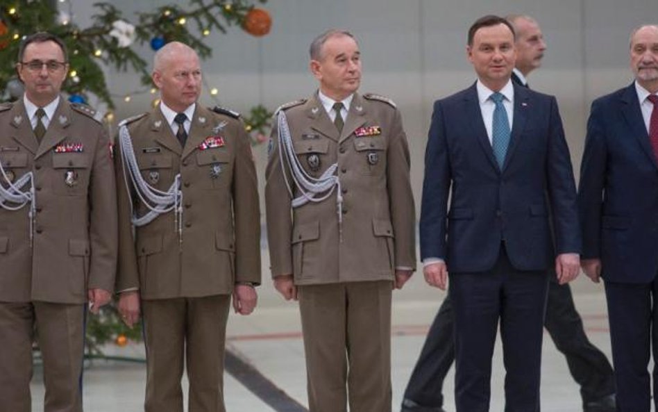 Ostatnie wspólne zdjęcie najważniejszych dowódców? Od lewej generałowie Marek Tomaszycki, Mirosław R
