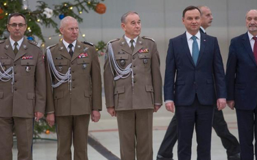 Ostatnie wspólne zdjęcie najważniejszych dowódców? Od lewej generałowie Marek Tomaszycki, Mirosław R