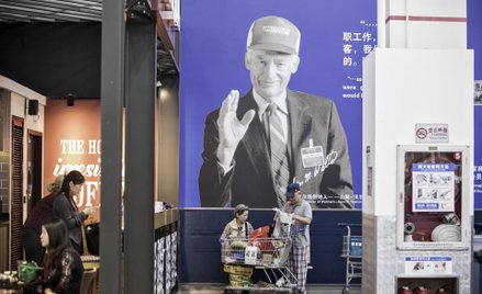 Plakat przedstawia Sama Waltona, założyciela firmy WalMart