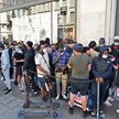 Klienci czekający w poniedziałek w kolejce przed sklepem Nike w Londynie