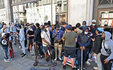 Klienci czekający w poniedziałek w kolejce przed sklepem Nike w Londynie