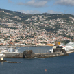 Funchal, stolica Madery, jest malowniczo położona na stokach wzgórz schodących do morza