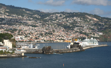 Funchal, stolica Madery, jest malowniczo położona na stokach wzgórz schodących do morza