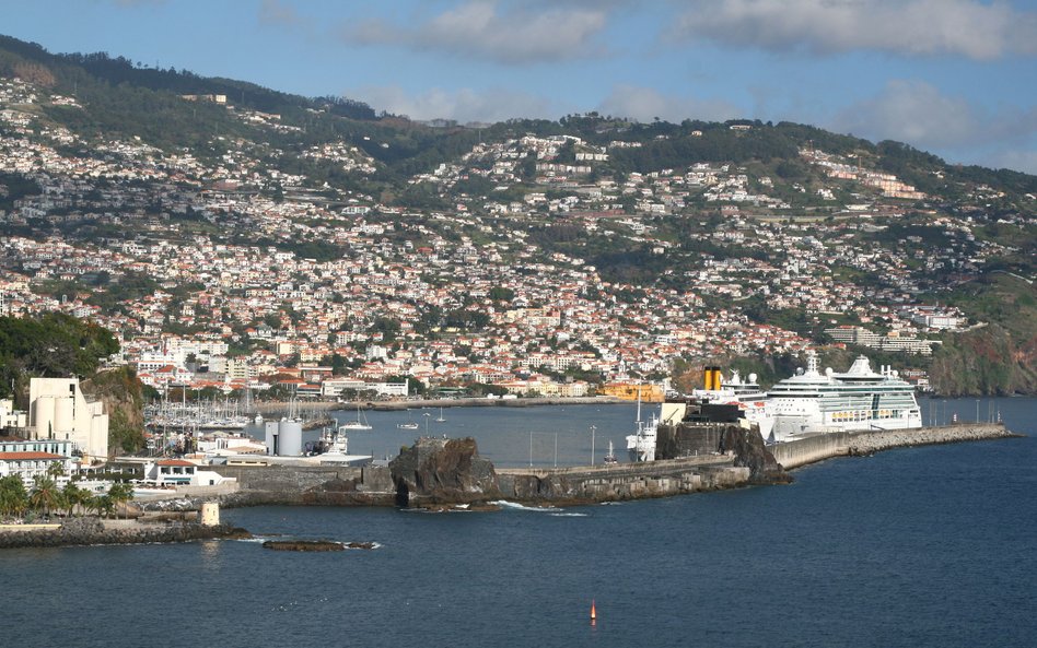 Funchal, stolica Madery, jest malowniczo położona na stokach wzgórz schodących do morza