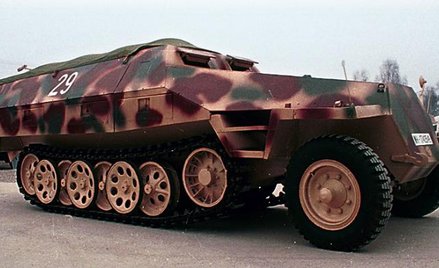 Wyciągnięty z dna Pilicy i odrestaurowany niemiecki transporter opancerzony