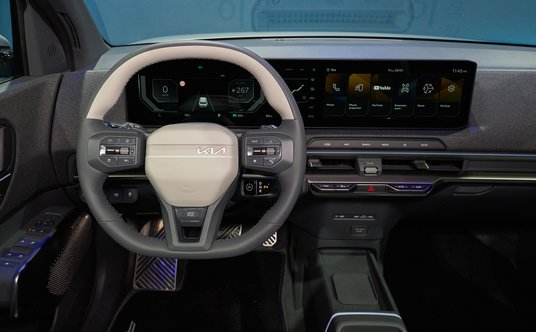 Kia EV2 - dla komfortowej obsługi pozostawiono fizyczne przyciski.