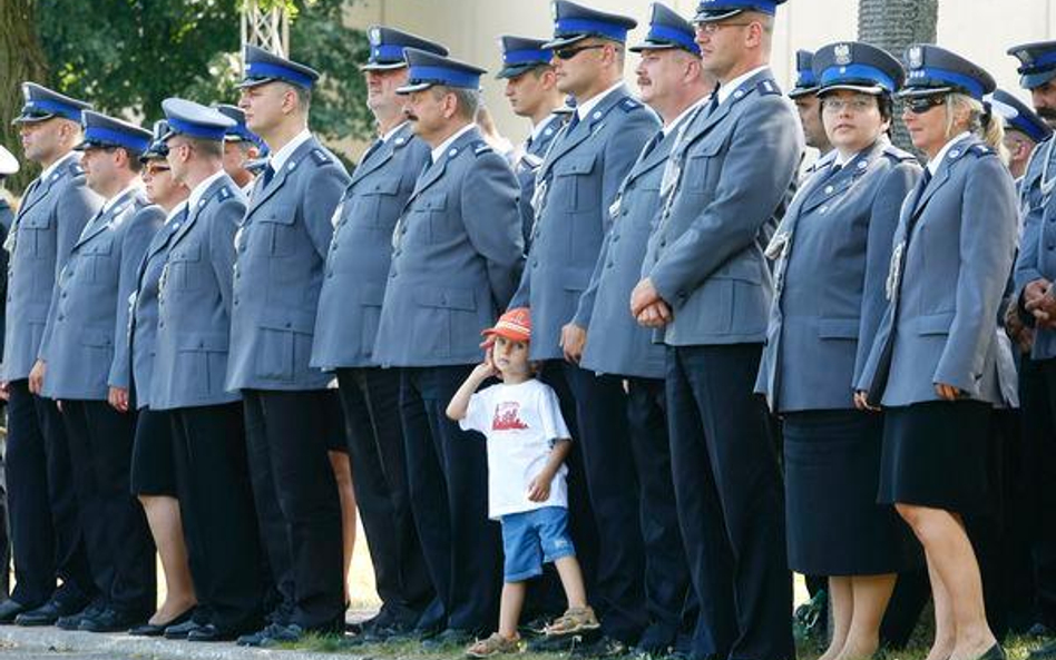 Urlop ojcowski także dla policjantów i żołnierzy