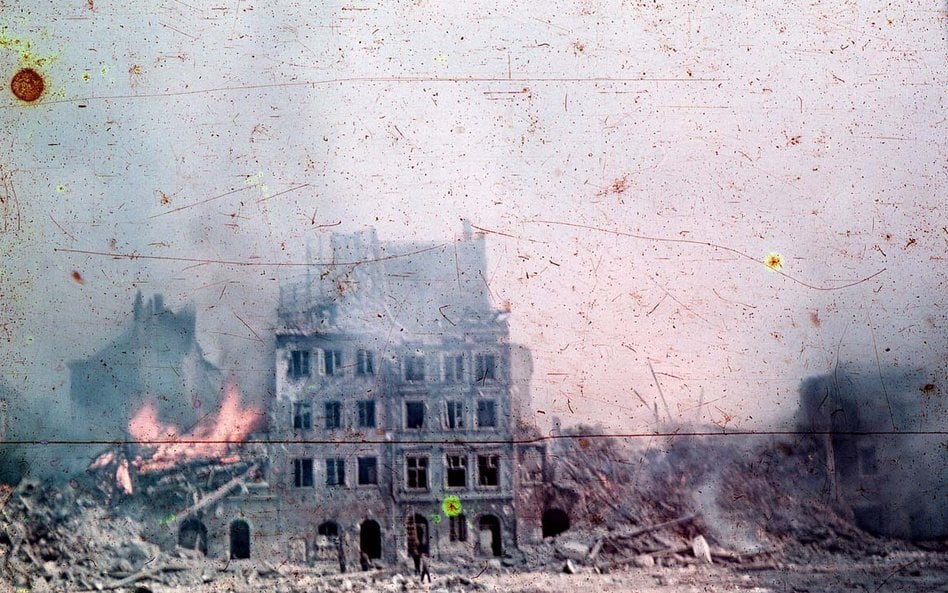 Rynek Starego Miasta w płomieniach powstańczych walk, sierpień 1944