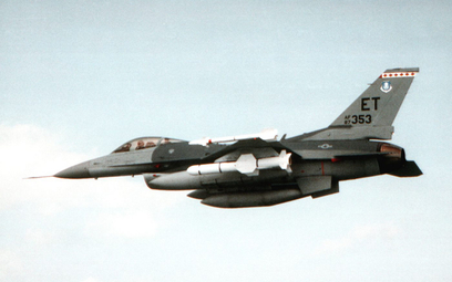 Pocisk AGM-84 Harpoon podwieszony pod skrzydłem F-16C podczas prób na początku lat 90. Fot./USAF.