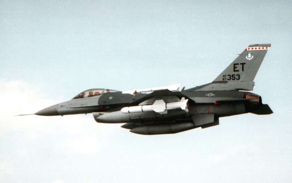 Pocisk AGM-84 Harpoon podwieszony pod skrzydłem F-16C podczas prób na początku lat 90. Fot./USAF.