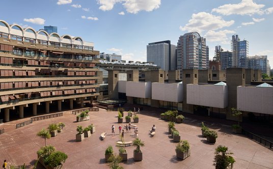 Dziedziniec przed Barbican Centre.