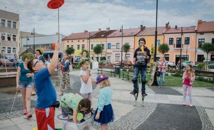 Do obejrzenia przedstawienia zachęcano podczas ulicznej parady.