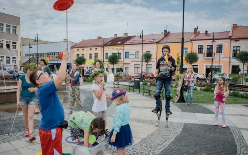 Do obejrzenia przedstawienia zachęcano podczas ulicznej parady.