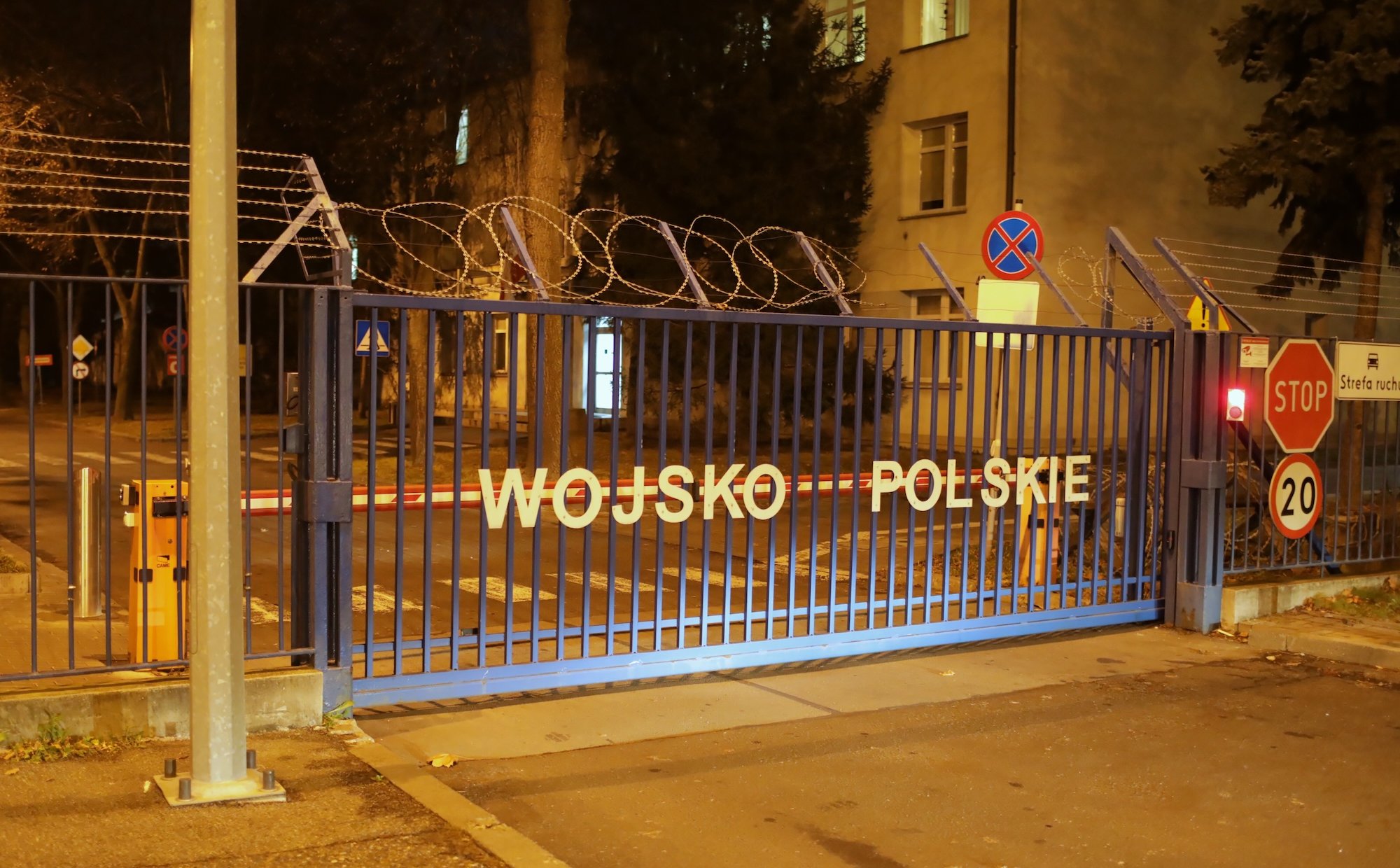 Wojsko i policja zakazują wjazdu na swoje parkingi chińskimi autami – ustaliła „Rzeczpospolita”