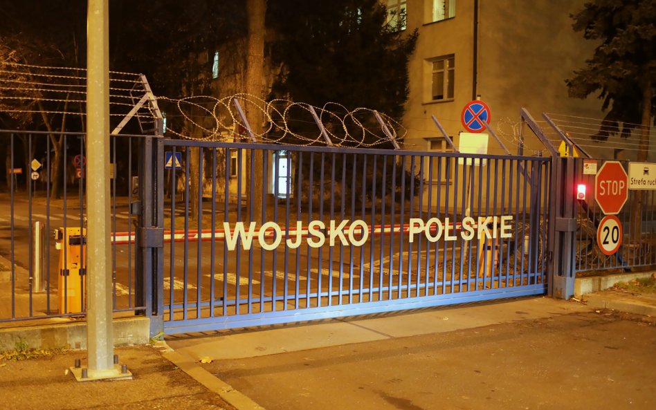Wojsko i policja zakazują wjazdu na swoje parkingi chińskimi autami – ustaliła „Rzeczpospolita”