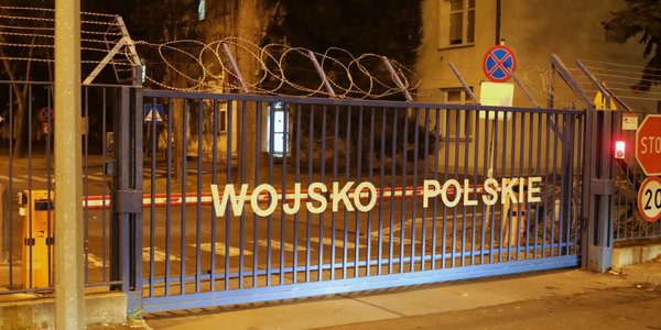 Wojsko i policja zakazują wjazdu na swoje parkingi chińskimi autami – ustaliła „Rzeczpospolita”
