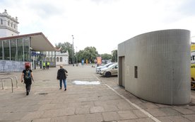 Średni koszt postawienia jednej w pełni zautomatyzowanej toalety w Warszawie niemal podwoił się w ci