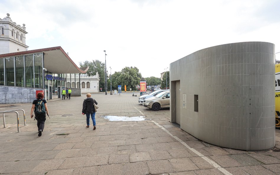 Średni koszt postawienia jednej w pełni zautomatyzowanej toalety w Warszawie niemal podwoił się w ci