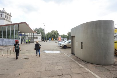 Średni koszt postawienia jednej w pełni zautomatyzowanej toalety w Warszawie niemal podwoił się w ci