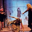 Losy trójki bohaterów przedstawiono w konwencji reality show