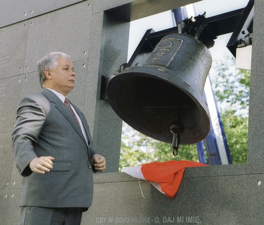 31 lipca 2004 r. Prezydent Warszawy Lech Kaczyński przy dzwonie „Monter” podczas otwarcia Muzeum Pow