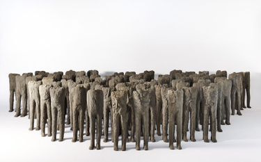 Magdalena Abakanowicz - „Bambini”, 1998-1999 (grupa 83 figur dziecięcych), beton, klej, drewno / wys