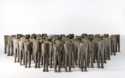 Magdalena Abakanowicz - „Bambini”, 1998-1999 (grupa 83 figur dziecięcych), beton, klej, drewno / wys