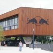 Według serwisu Statista w 2022 roku marka Red Bull była warta blisko 17 miliardów euro. Na zdjęciu b